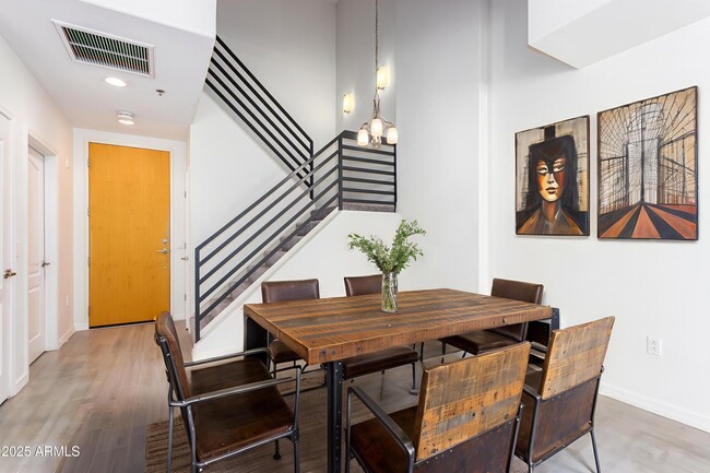 Building Photo - 17 W Vernon Ave