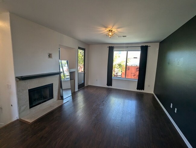 Building Photo - Luxurious 2 bed - 2.5 bath Townhome in Dow...