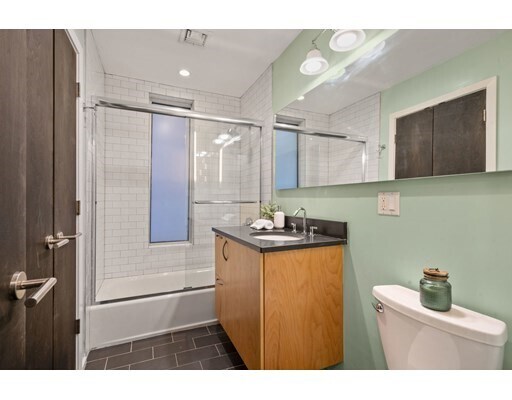 Building Photo - 1690 Washington St