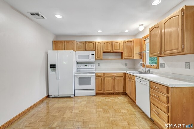 Building Photo - 5 Saxony Dr
