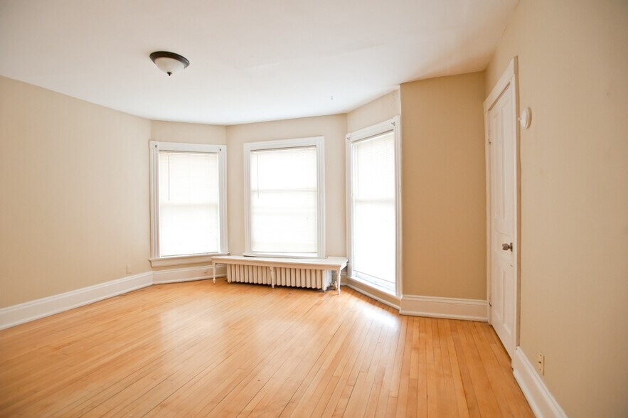 Building Photo - 2216 E Ivanhoe Pl