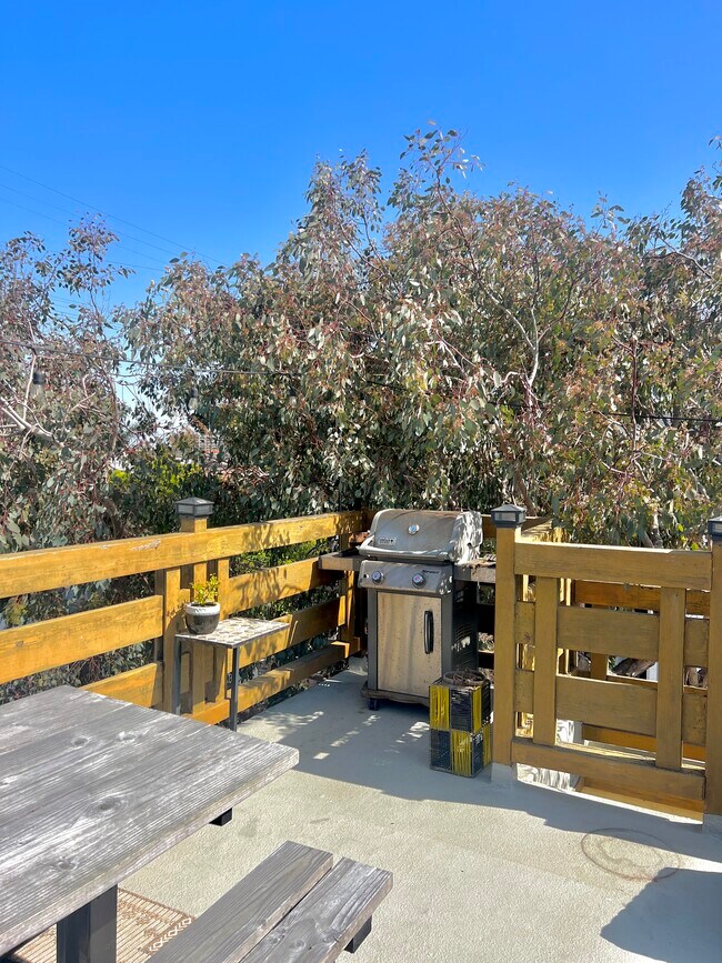 Building Photo - 33 S Venice Blvd