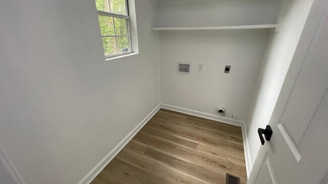 Building Photo - Beautiful 3 Bed / 2.5 Bath home in WLR!