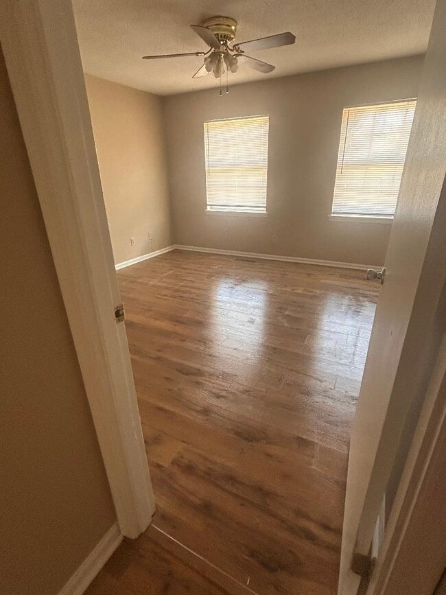 Building Photo - 3009 Fairview Dr