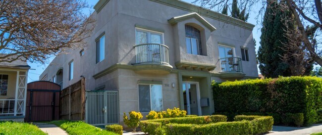 Building Photo - 3 Bedroom 2 Bath Apartment