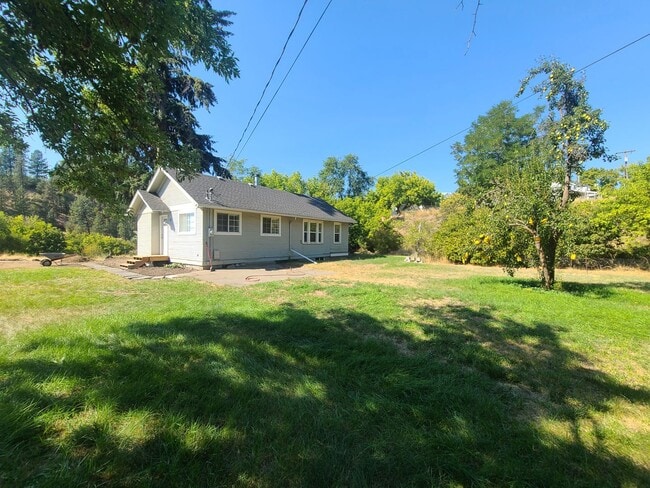 Primary Photo - $1,695 - 2 Bed / 1 Bath Spacious House in ...