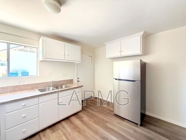 Building Photo - 927 - 929 1/2 Camulos St