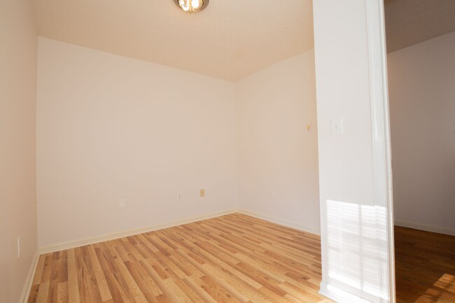 Building Photo - 3 bedroom, 1 full/1 half bath, Duplex in C...