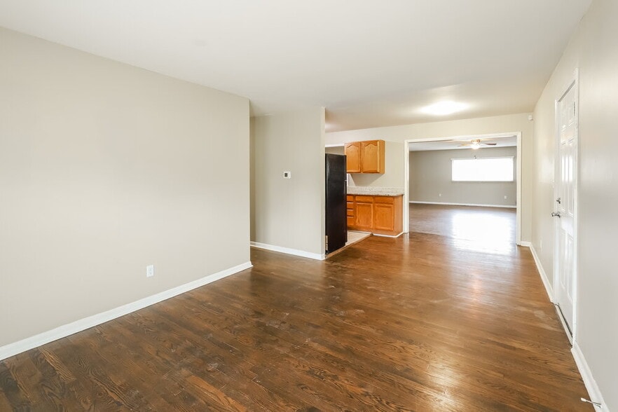 Building Photo - 11008 E 50th Terrace