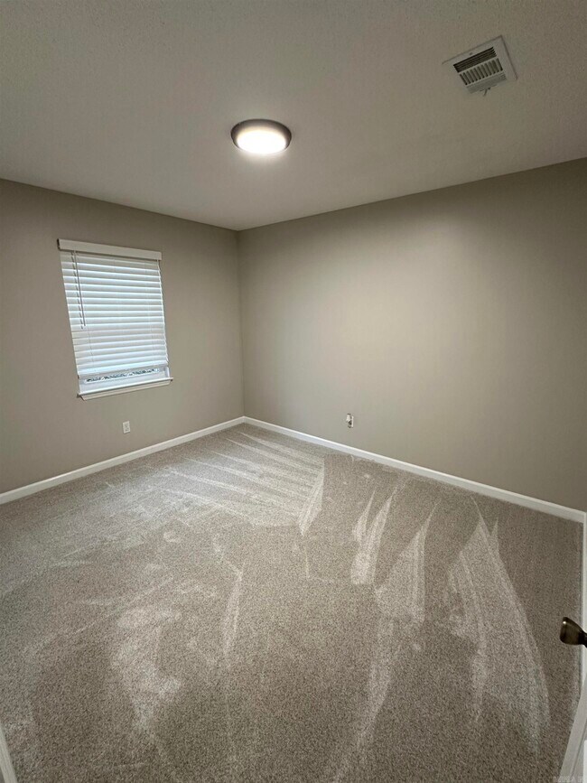 Building Photo - 9 Oak Forest Dr