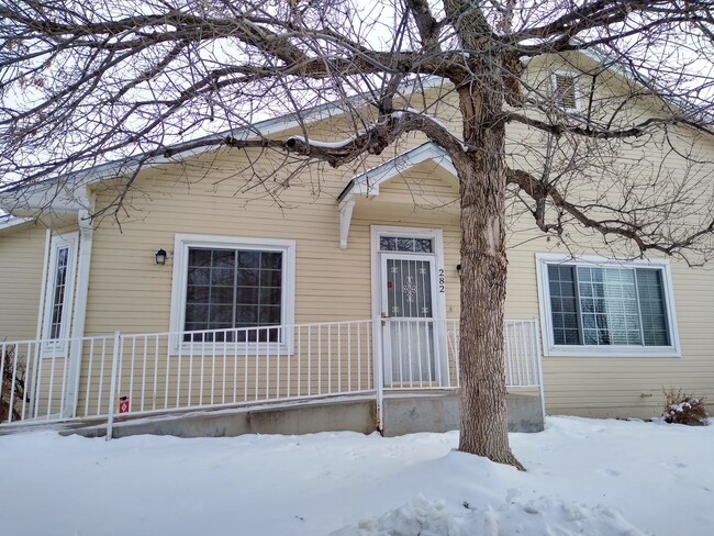 Building Photo - Super 2 Bedroom 2 Bath Townhome with 2 Car Garage Near Aurora Hills Golf Course