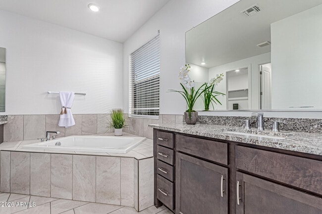 Building Photo - 18455 W Sandlewood Dr