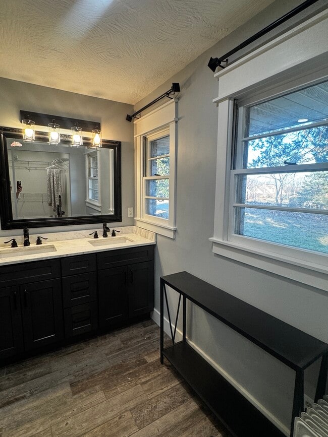 Building Photo - 4018 W Weaver Rd