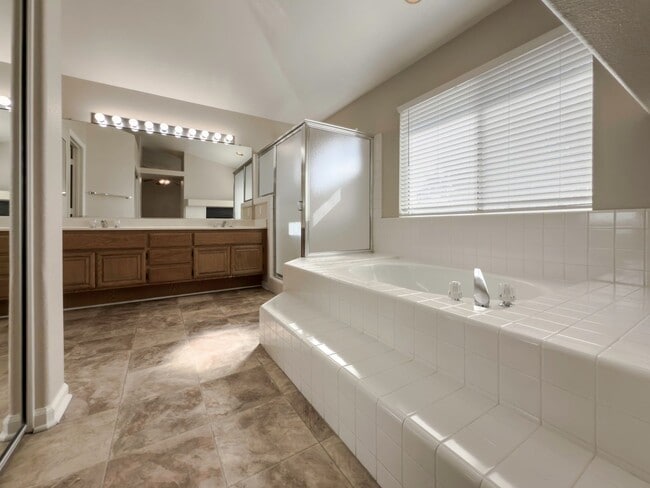 Building Photo - 4 BEDROOM / 3 CAR GARAGE MURRIETA HOME FOR...