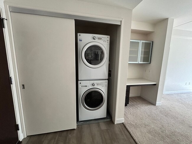 Building Photo - Spacious Kakaako 2-bedroom, 2-bath!