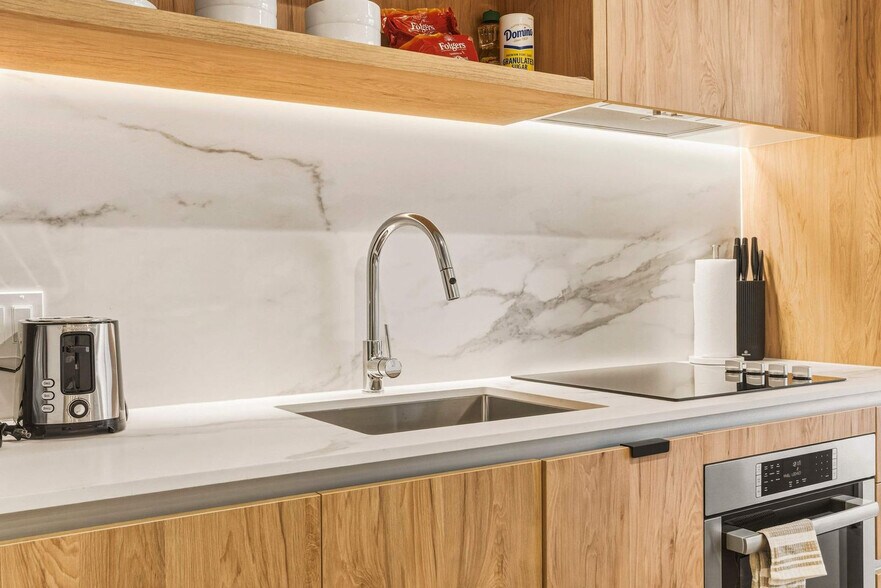 Building Photo - 11 NE 6th St