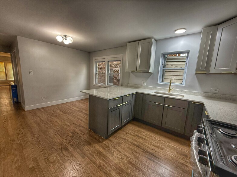 Primary Photo - 1619 E 74th Pl