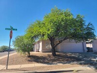 Building Photo - Beautiful 3 bedroom with a den - 2 bathroom