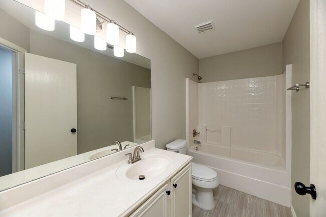 Building Photo - Move in Ready! 3 Bed/ 2 Bath in White Sett...