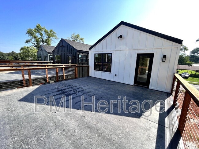 Building Photo - 604 N 6th St