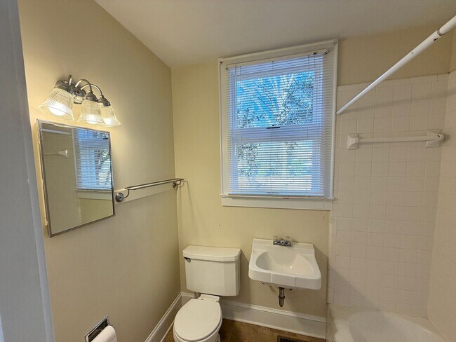 Building Photo - Mitchell College Historic District - 3BR / 4BA