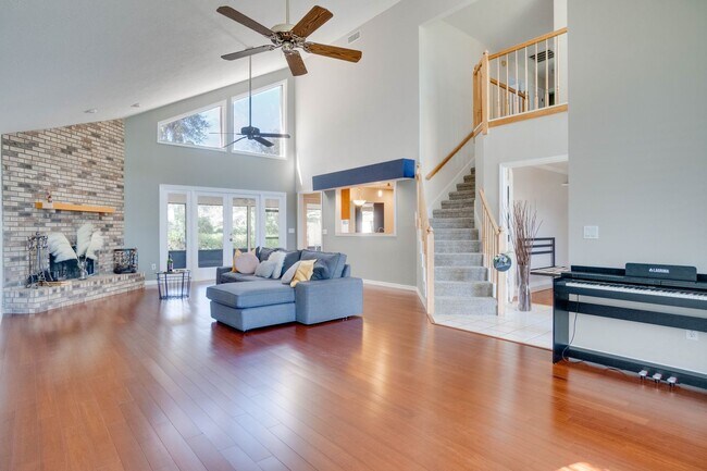 Building Photo - FOR RENT!!! STUNNING AND SPACIOUS SINGLE FAMILY HOME WITH LAKE VIEW...