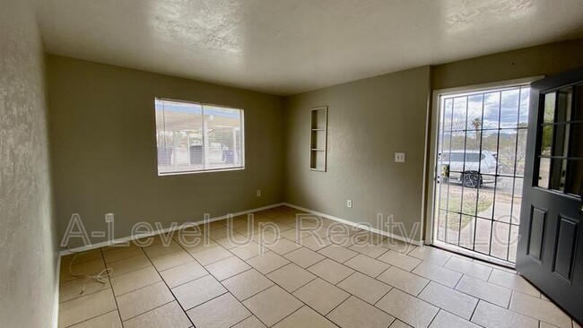 Building Photo - 1850 N 5th Ave