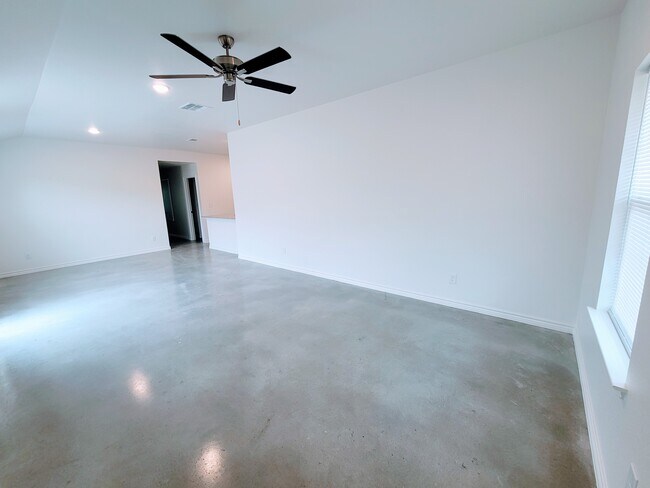 Building Photo - 129 Wind Ridge Dr