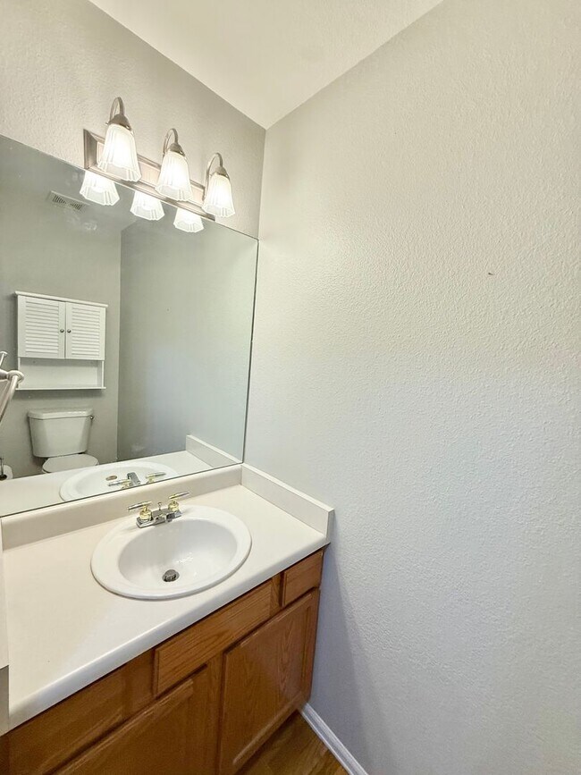 Building Photo - End- unit townhome on Hamlet!