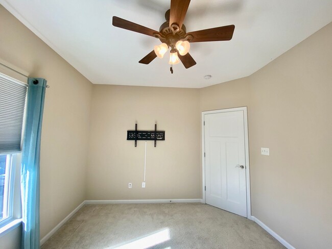 Building Photo - Spacious Condo - Waterfront Community - Av...
