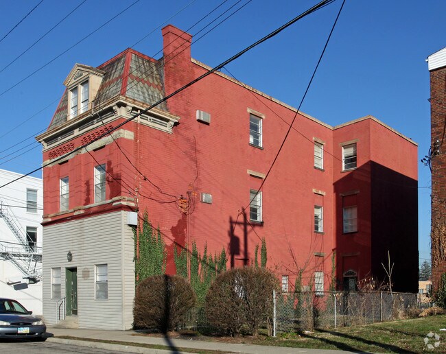 Primary Photo - 2000 Mills Ave