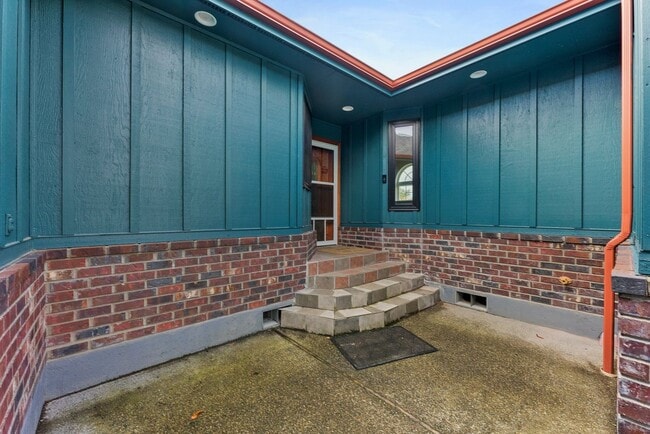 Building Photo - Yelm Country Living | 3 Bed, 3 Bath Home on 2.5 Acres | Solar Panels!