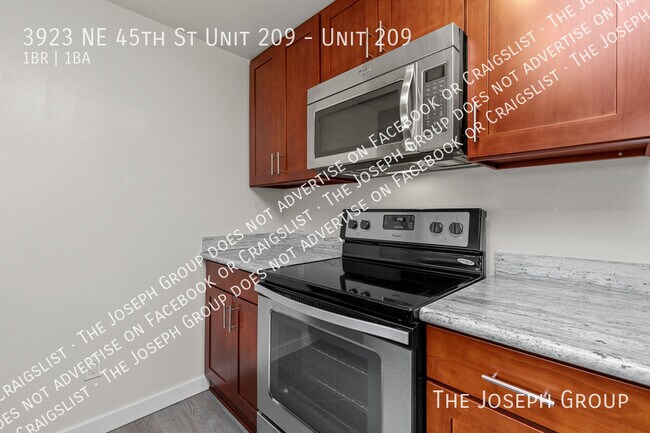 Building Photo - 3923 NE 45th St