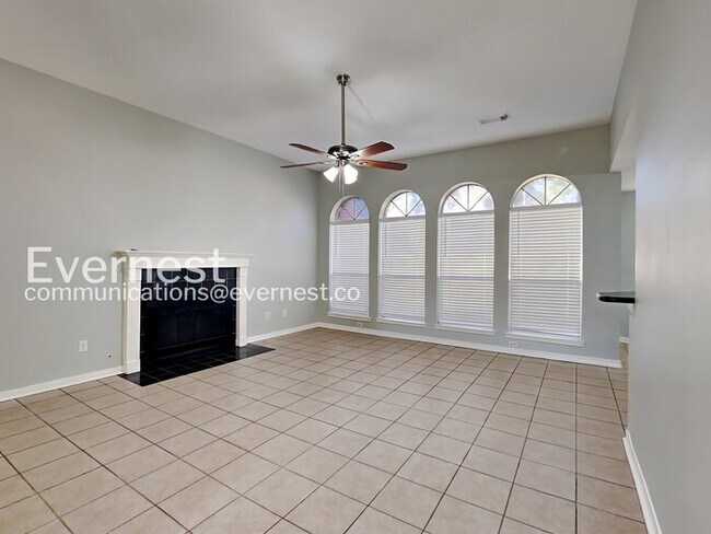 Building Photo - Spacious Home with Fenced Yard and Attached Garage / 4 Bed, 2 Bath / Pet-friendly / Coming Soon!