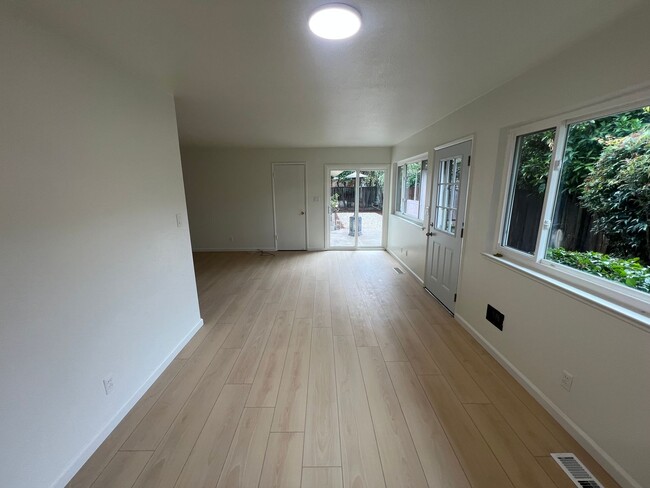 Building Photo - 2110-2112 Town &amp; Country Lane