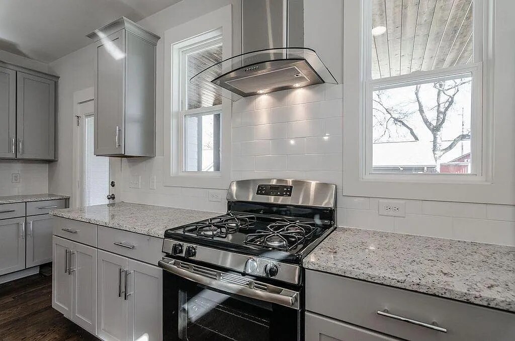 Gas Range - 5410A California Ave