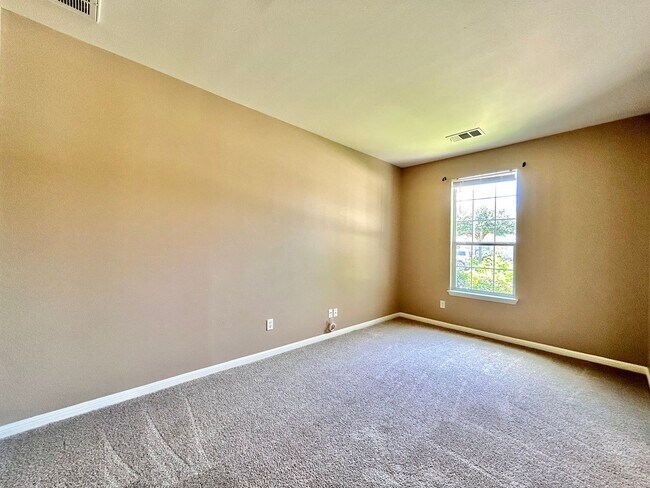Building Photo - Your Next Home Awaits – Roomy, Bright & Co...