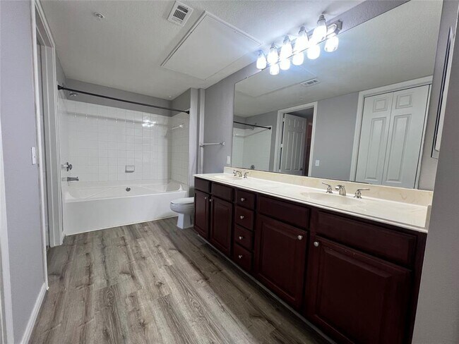 Building Photo - 7575 Kirby Dr