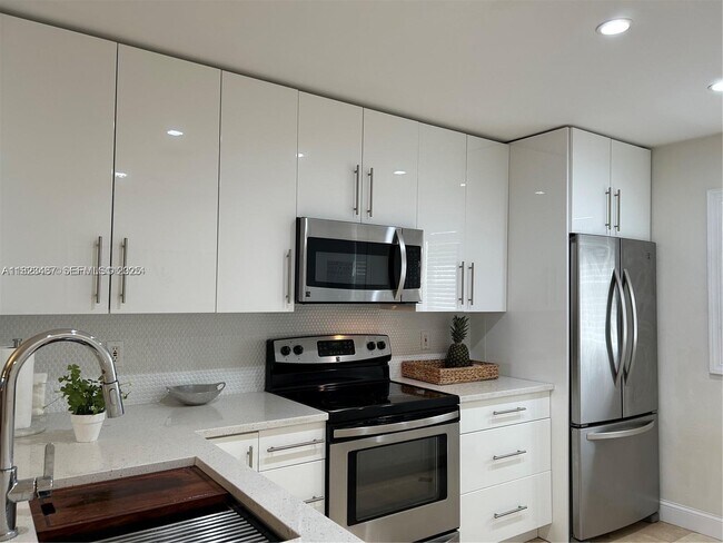 Building Photo - 5151 N Hwy A1A