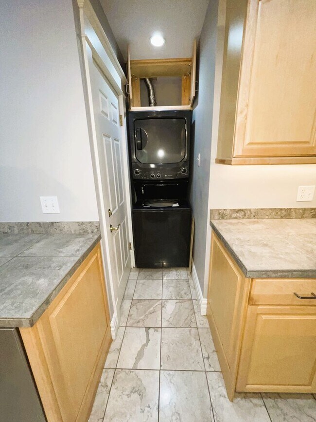 Building Photo - $2100 - AMAZING DESIGNED 2F UNIT LOCATED IN THE CWE!