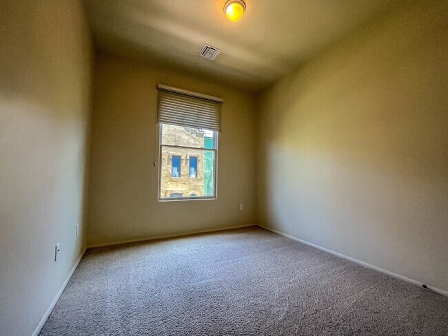 Building Photo - 3 Story townhome
