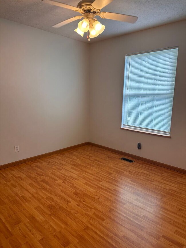 Building Photo - Three bedroom 3 bathroom in popular Bellevue