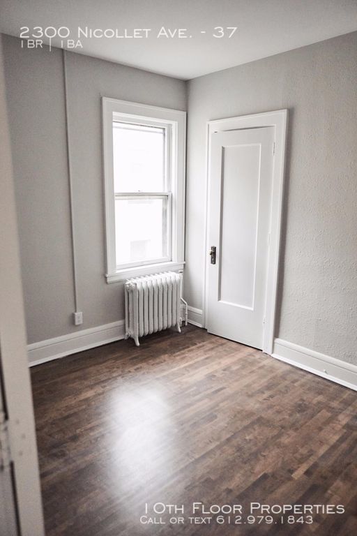 Building Photo - One Bedroom Plus Den! Next to Eat Street!