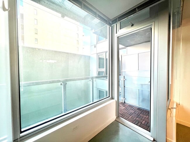 Building Photo - Stylish Bright Studio at The Cubix!