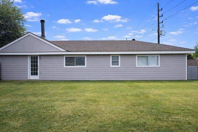 Building Photo - 2210 Sunset Trail