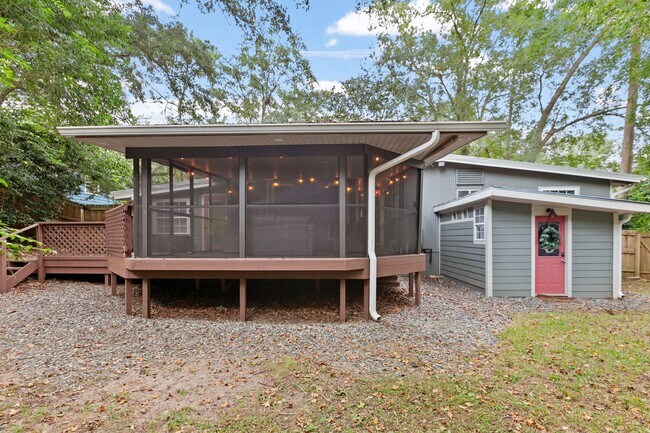 Building Photo - 3/2 House by TMH!! Available April!! fully furnished, 6 or 12 month lease available