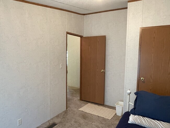 Building Photo - Furnished 3 bedroom 2 full bathroom Manufa...