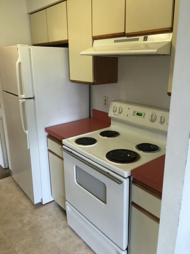 Building Photo - Spacious 3-bed 1.5 Bath in Excellent Neigh...