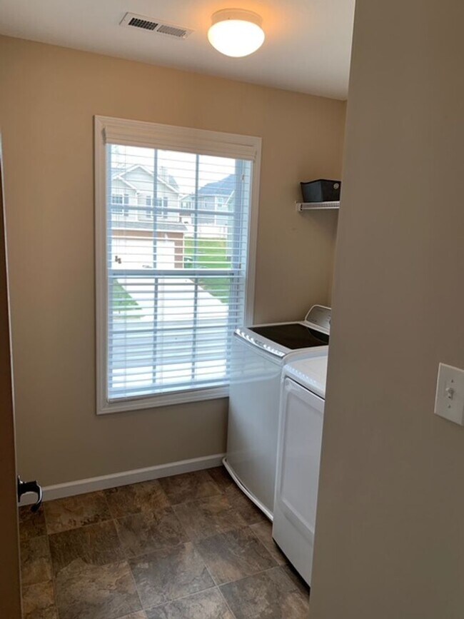 Building Photo - Maryville 37804 - 3 Bedroom, 2.5 Bath Home - Contact Debra Johnson (865) 591-8281