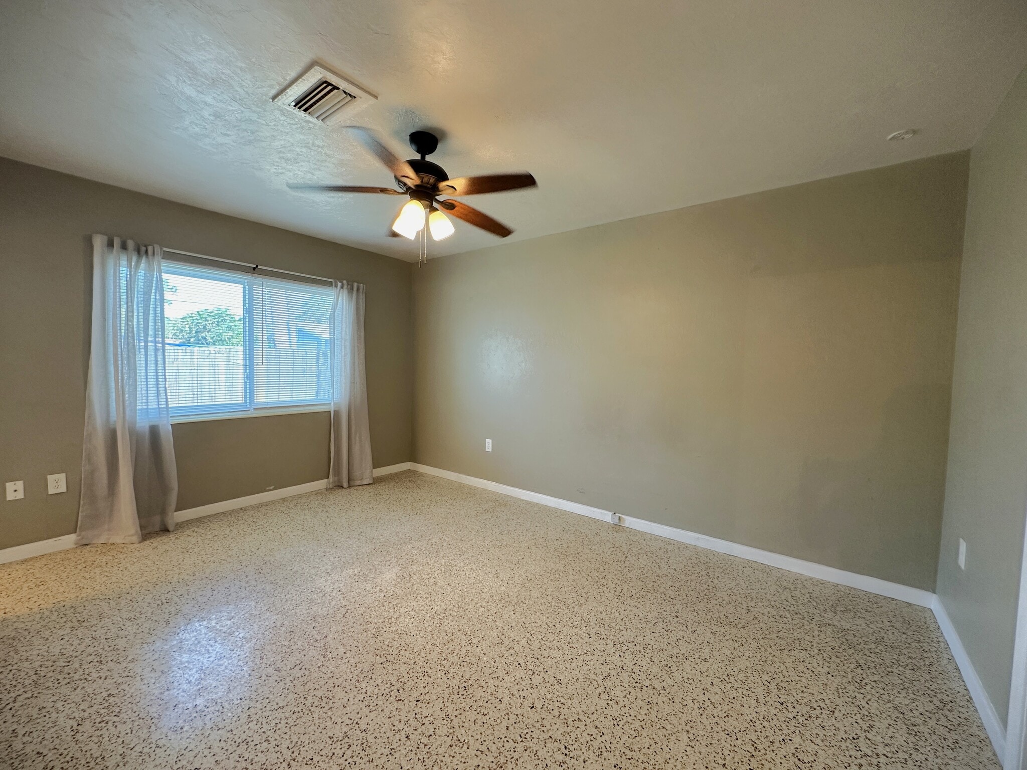 Building Photo - 2275 Hawthorne St